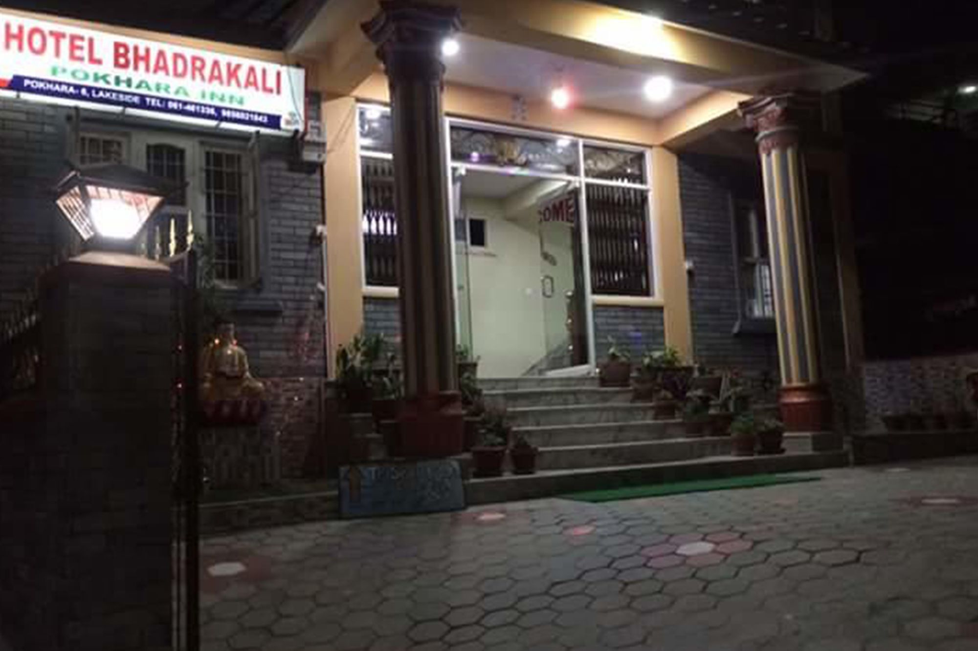 Hotel Bhadrakali Pokhara Inn エクステリア 写真
